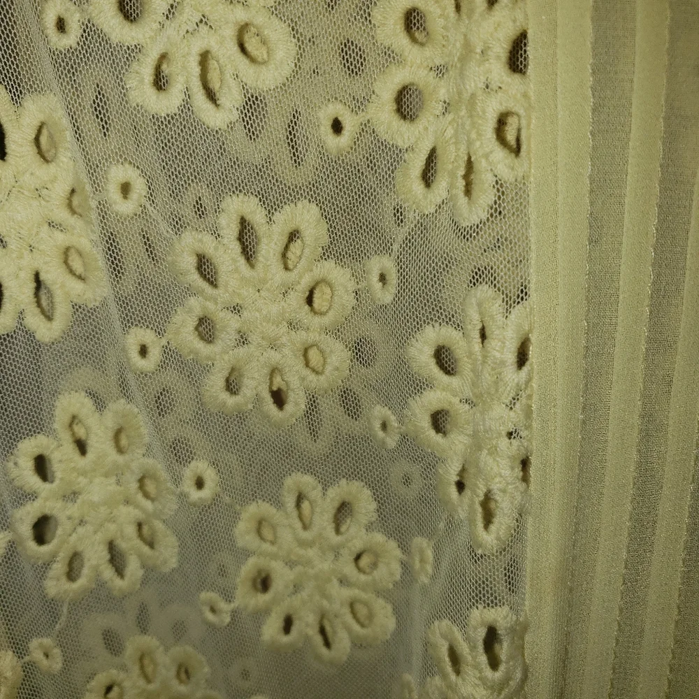 Misses sz M Forever 21 Summer Beachy eyelet sheer Floral shirt Beautiful yellow - Picture 2 of 4